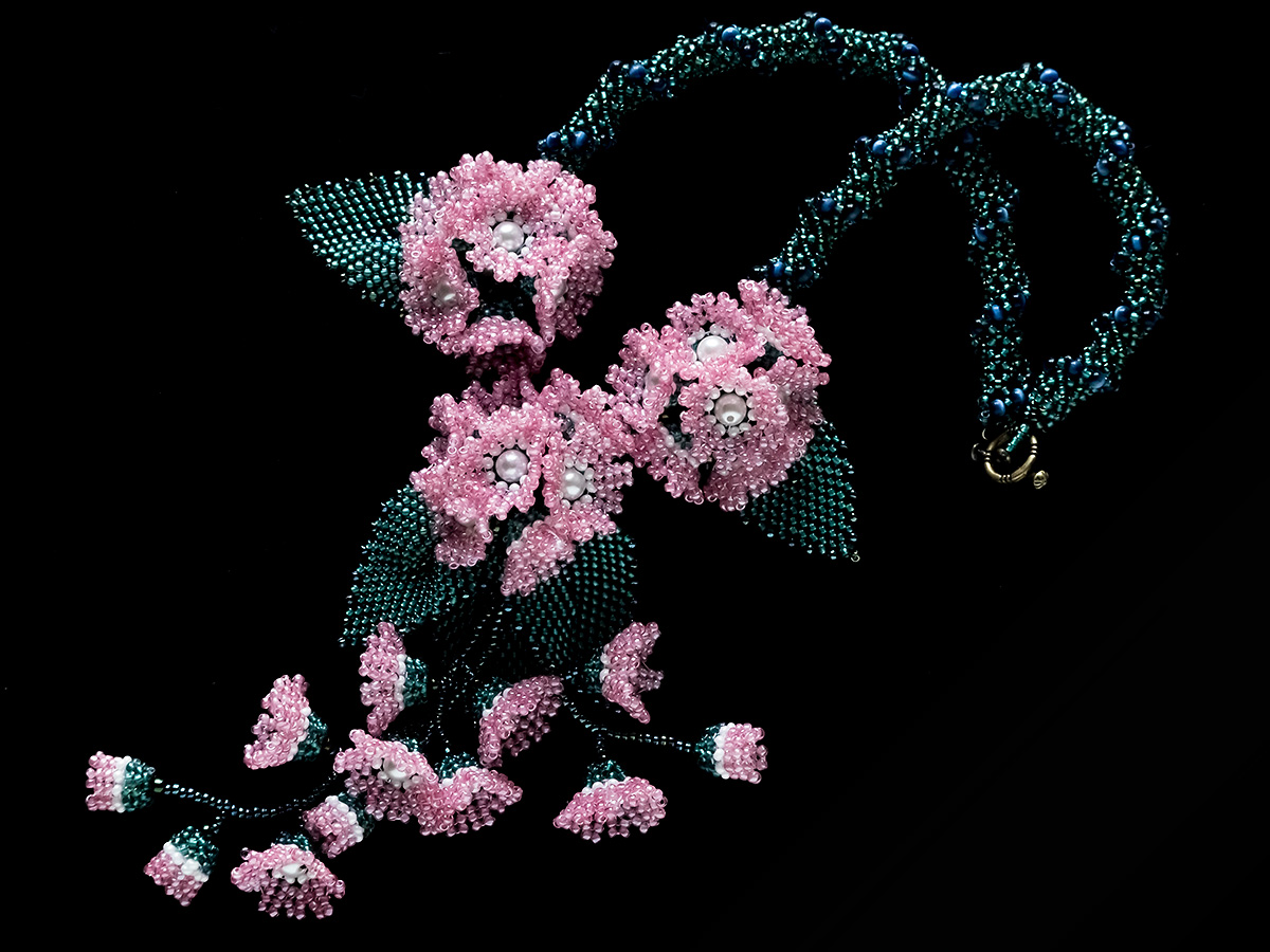 ピンクの小花のボリュームビーズネックレス