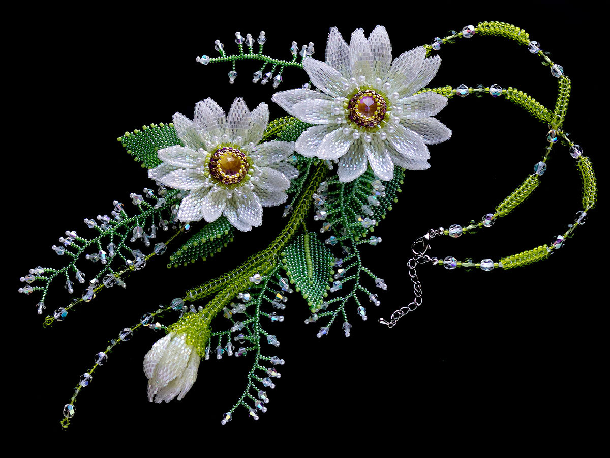 クリアホワイトのお花のボリュームネックレス