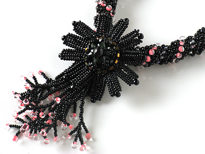 ブラックとピンクの花付きスパイラルネックレス
