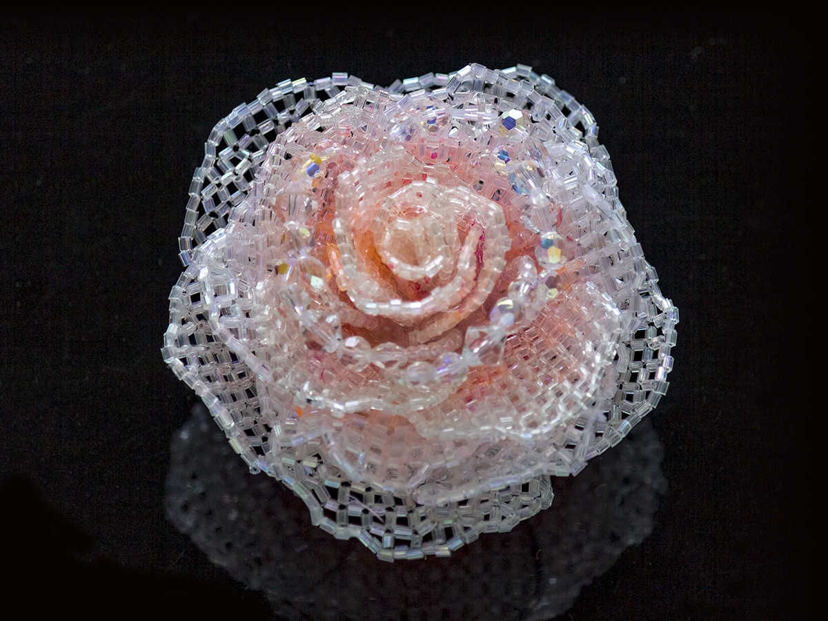 淡いピンクのキラキラ薔薇ビーズコサージュ
