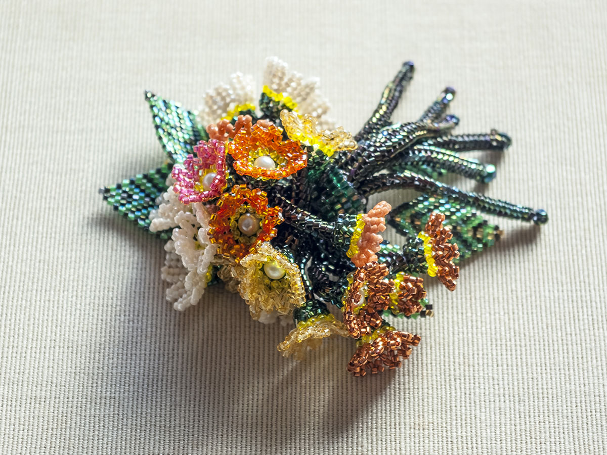 シック&カラフルなボリュームブーケブローチ