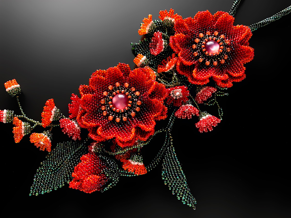 赤いお花のボリュームビーズネックレス