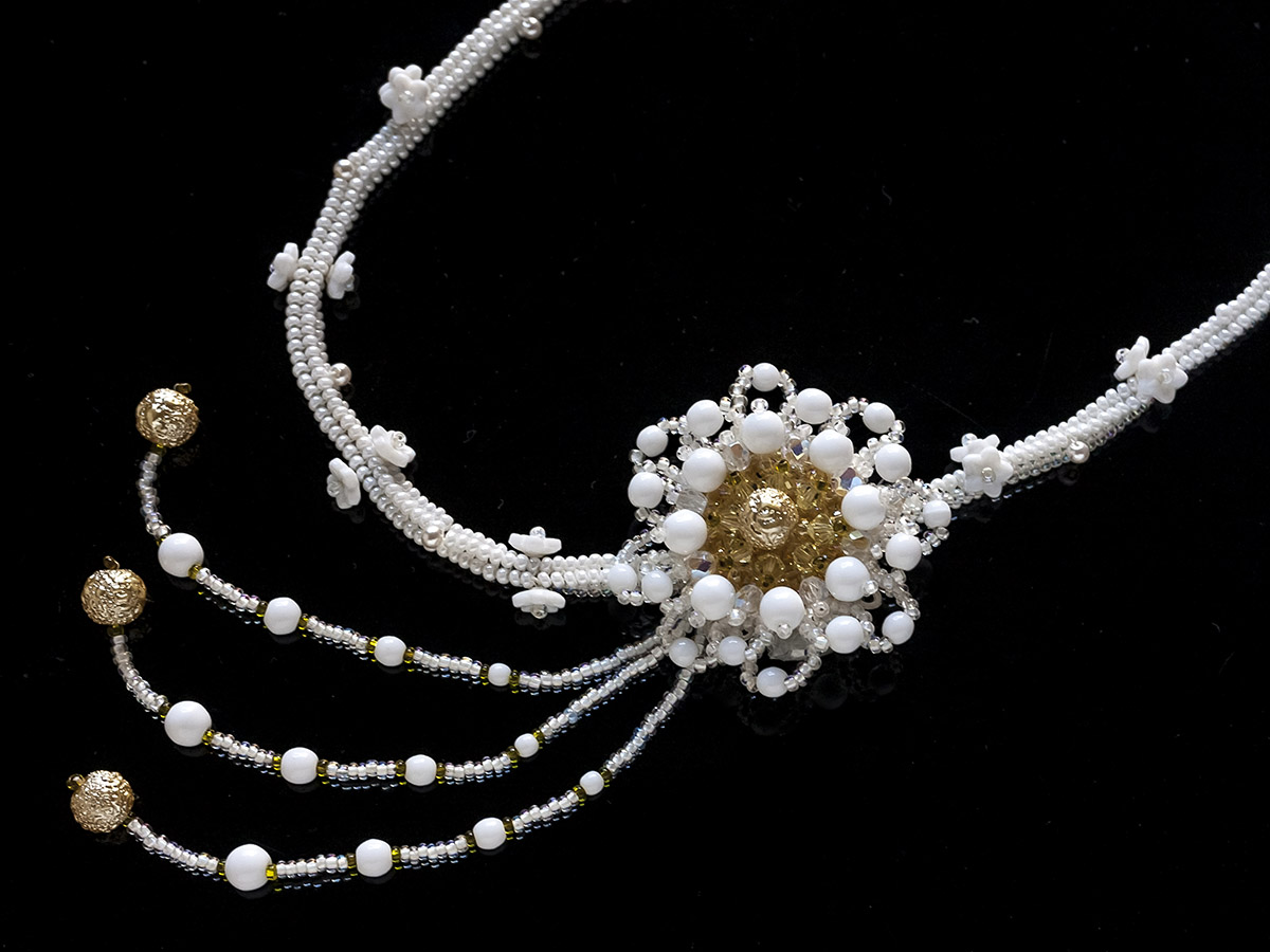 白いお花のシンプルデザインネックレス