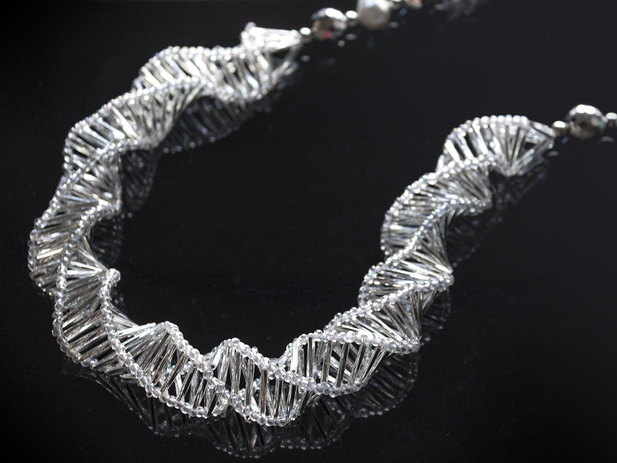 キラキラ竹ビーズのボリュームスパイラルロングネックレス