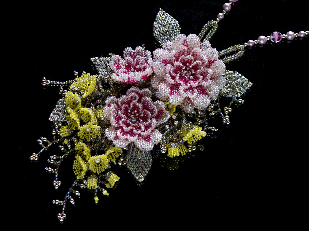 ピンクの薔薇のボリュームビーズネックレス