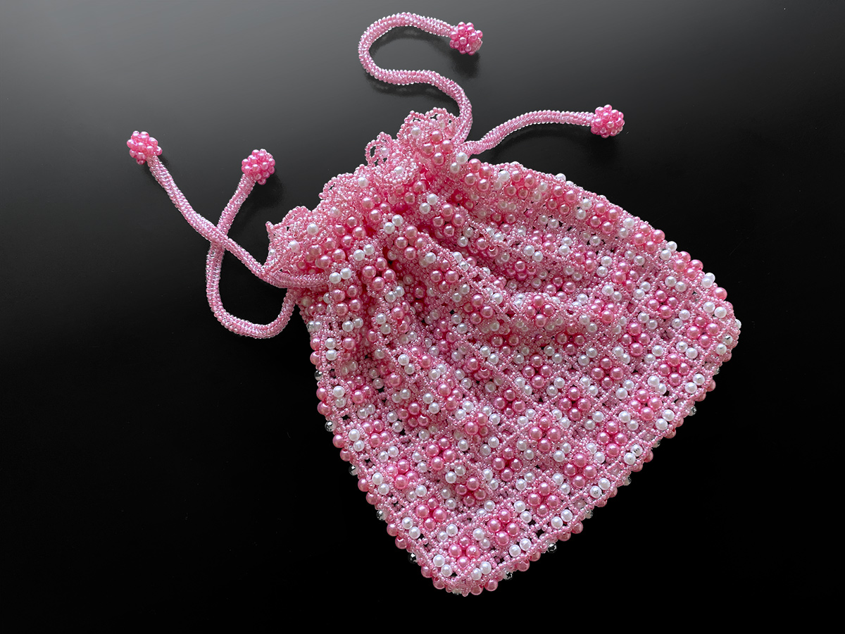 ピンクのパールビーズ編みミニ巾着袋