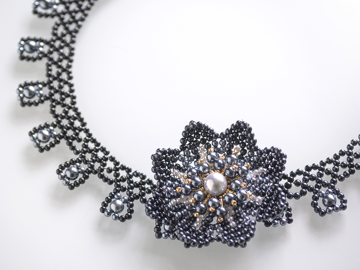 モノトーンのデザインネックレス&コサージュセット