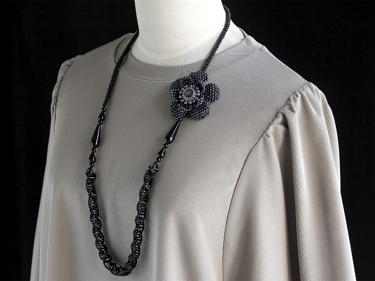 モノトーンのロングスパイラルネックレス&コサージュ