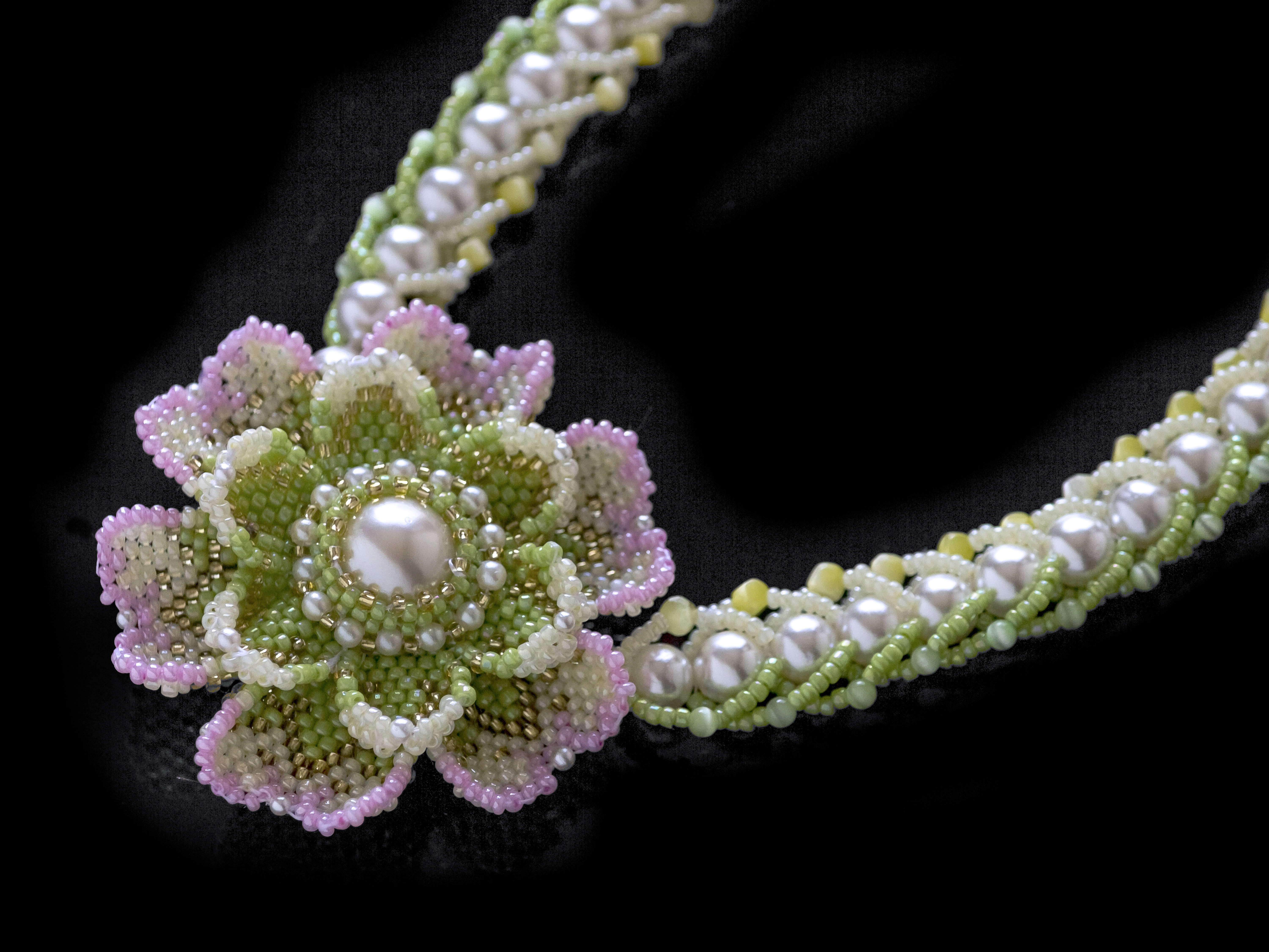 ペールトーンのコサージュ＆デザインネックレスセット