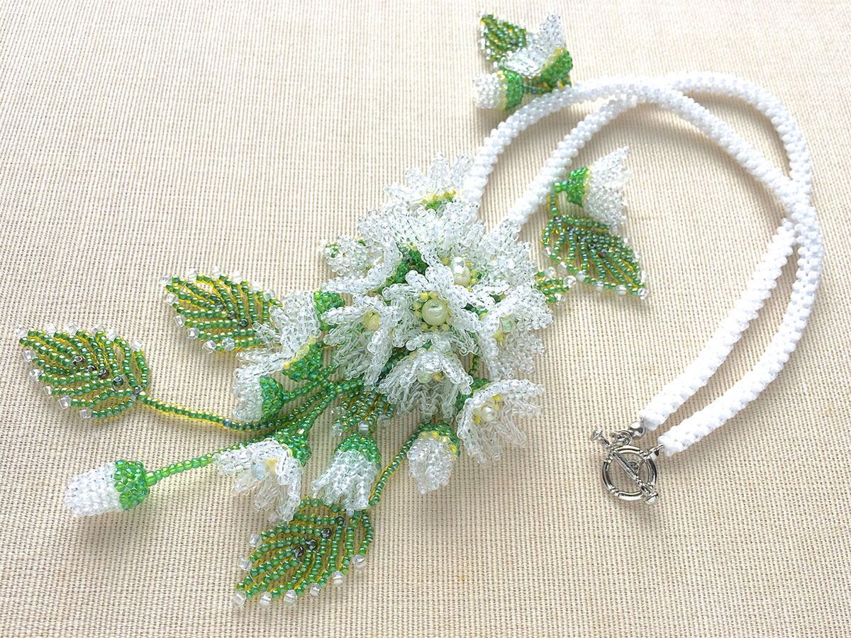 白い小花のお花畑ネックレス