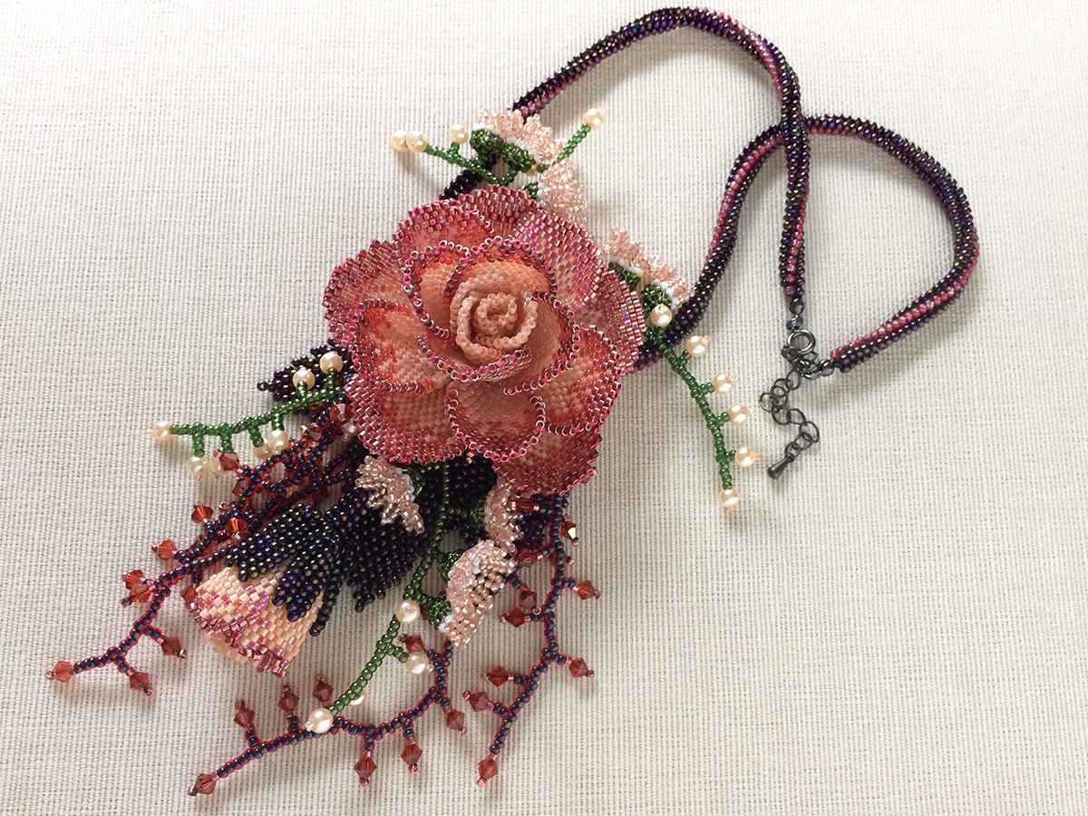 薔薇と小花の秋色ビーズネックレス