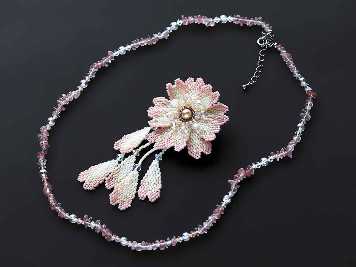 八重桜のビーズブローチ＆細石ネックレス