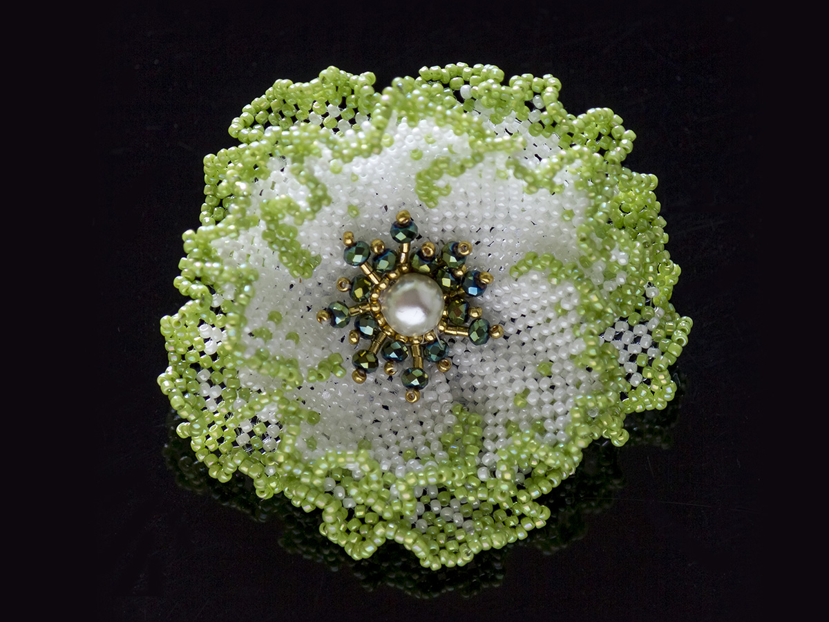 爽やかグリーンの2トーンビーズコサージュ