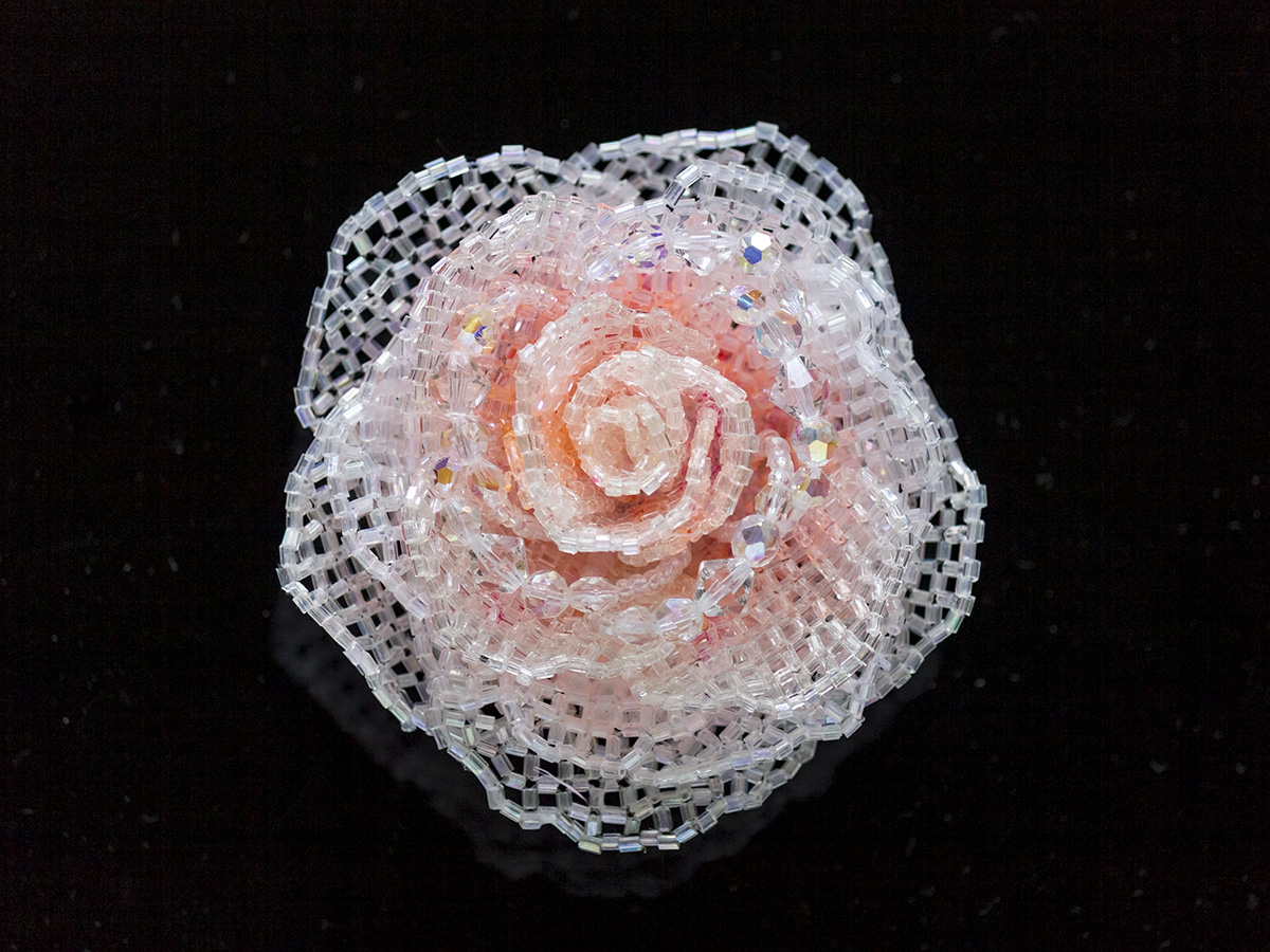 淡いピンクのキラキラ薔薇ビーズコサージュ