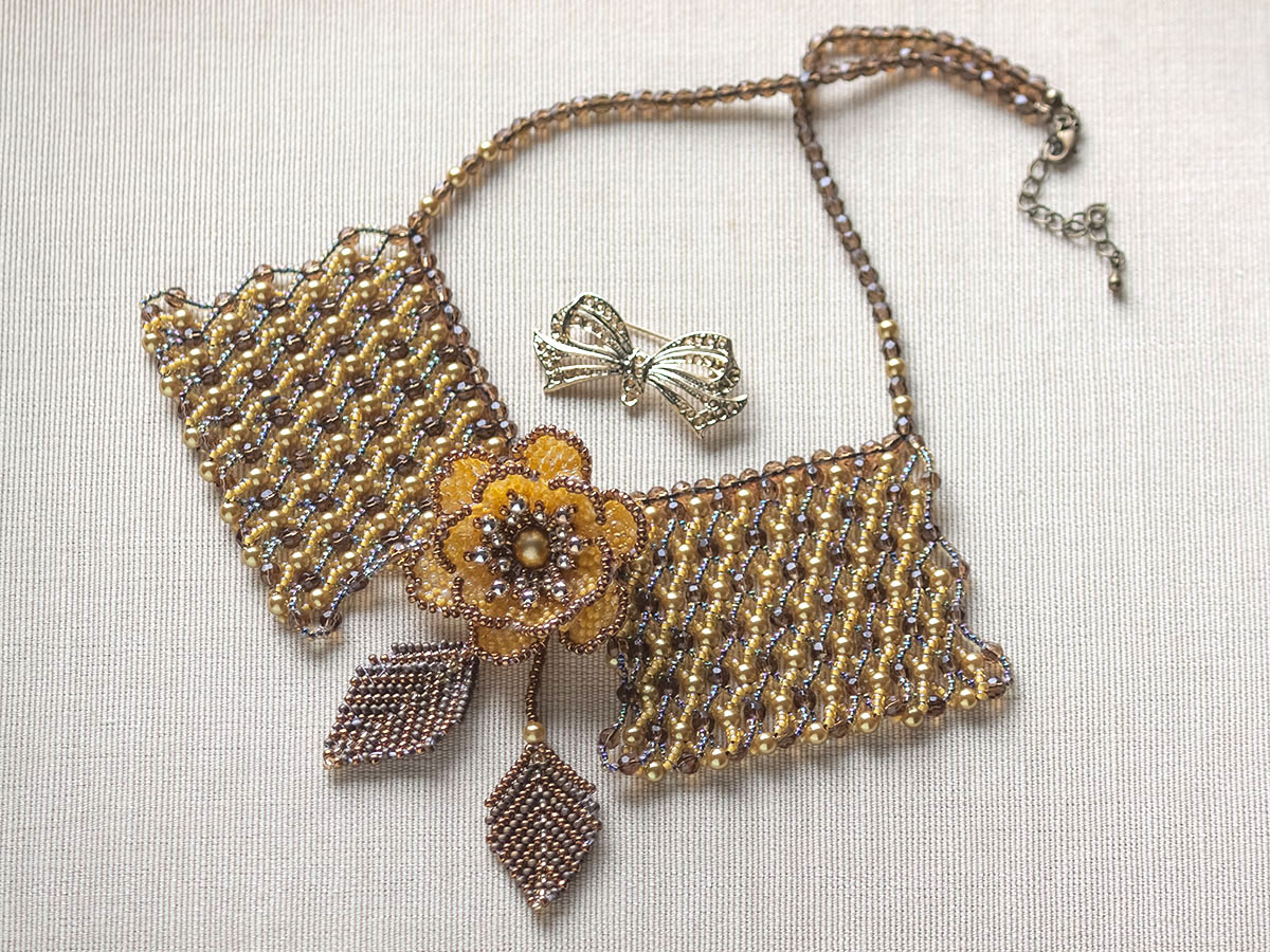 お花ブローチ付き付け襟ビーズネックレス