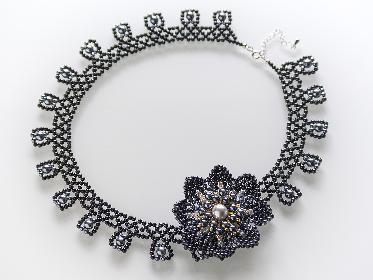 モノトーンのデザインネックレス＆コサージュセット