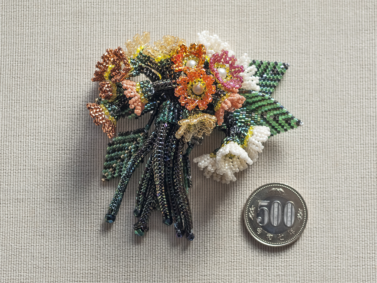 シック＆カラフルなボリュームブーケブローチ