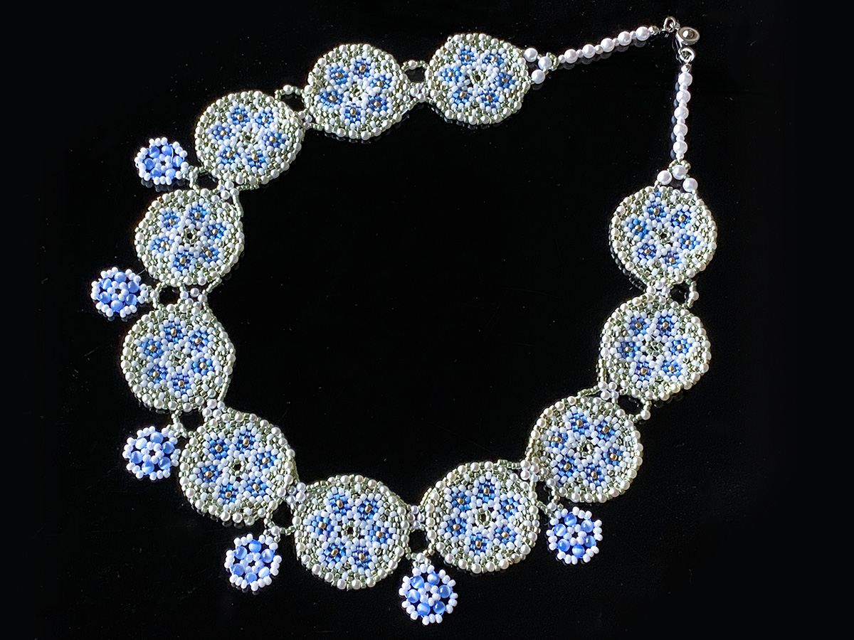 ライムグリーン・ブルーのサークルモチーフネックレス