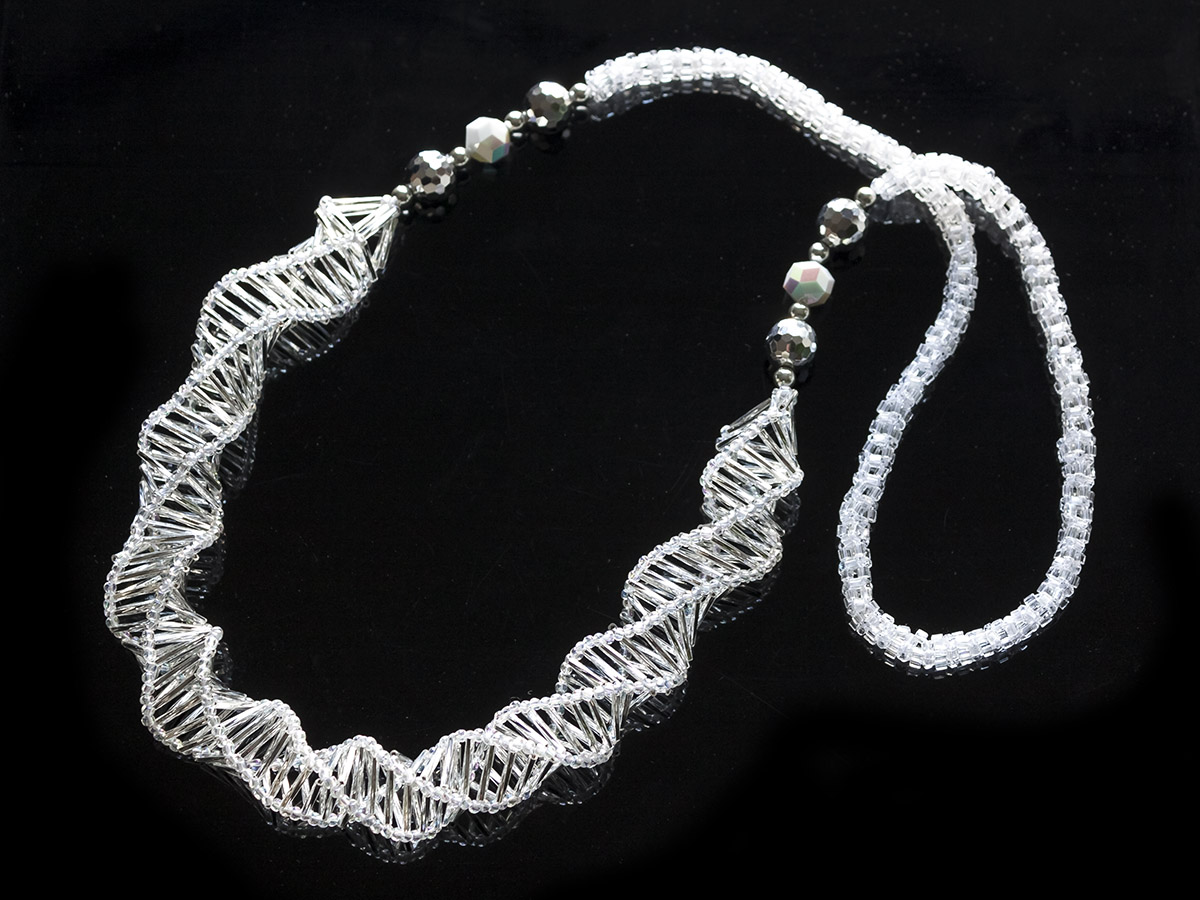 キラキラ竹ビーズのボリュームスパイラルロングネックレス