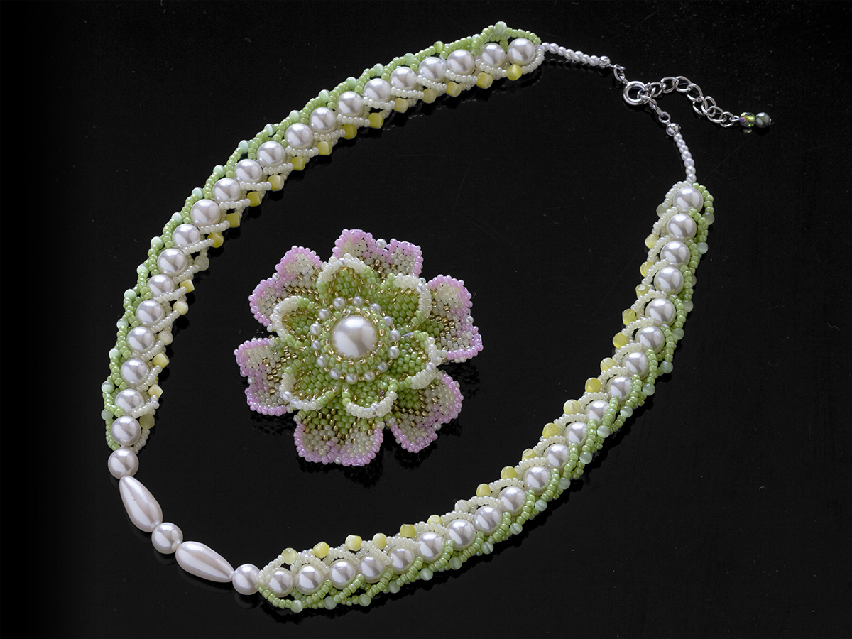 ペールトーンのコサージュ＆デザインネックレスセット